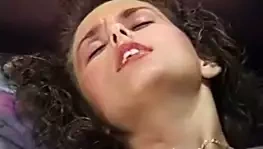 Claire cep roketiyle bir otel odasında mastürbasyon yapıyor