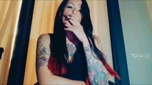 Sigara içme fetişi. Dominatrix sigara içiyor ve yüzüne sigara dumanı sakso çekiyor
