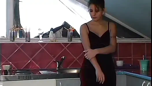 Ateşli ev karşılaşmasında baştan çıkarıcı esmer parmaklanıyor ve dışarıda yalanıyor