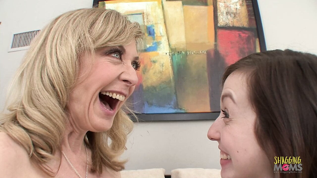 Yavaş, şehvetli ve hassas - Nina Hartley 69 pozisyonunda lezbiyen seks yapıyor