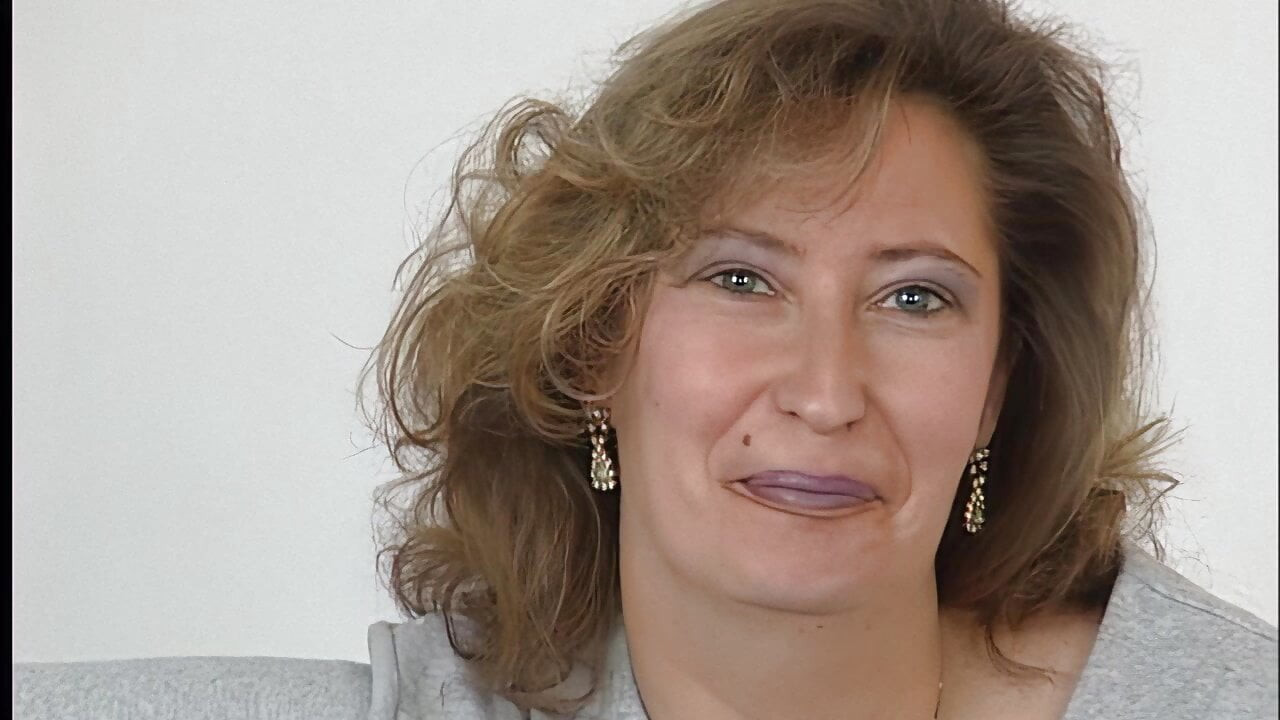 Büyükannenin ilk yapay penis seksi, uylukları zevkle titriyor