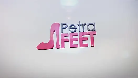 Güzel görünümlü Petra güzel ayaklarını gösteriyor