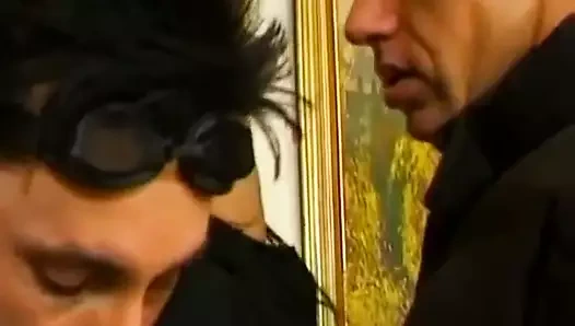 Güzel hizmetçi hırsızlar tarafından becerdin.