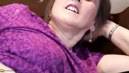 Susamış kedi ile doğal busty olgun üvey