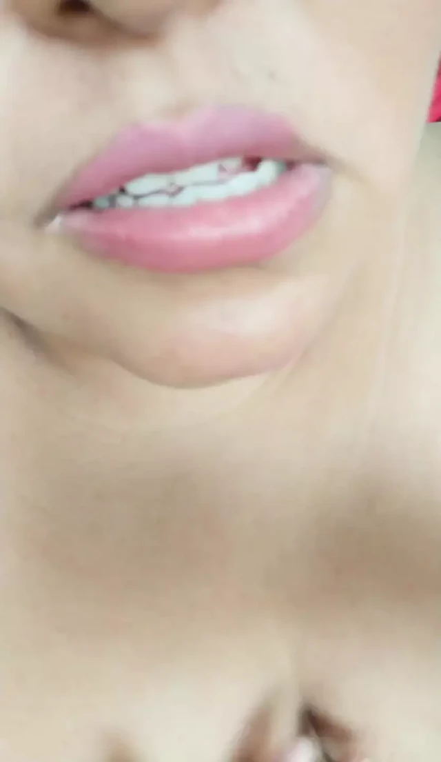 Açık havada kendime dokunuyorum ve iç çamaşırımı ıslatıyorum