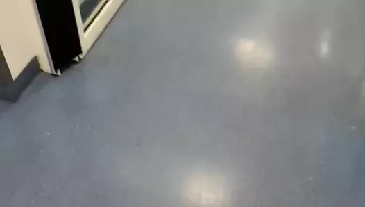 Alışveriş merkezine acil işiyorum ve amım bir yarağa çok aç, senin için kremsi oluyor