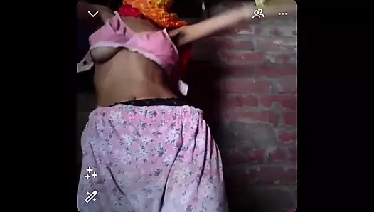 Desi Pinky Randi'nin görüntülü görüşmesinde çıplak dans ediyor ve amını parmaklıyor.