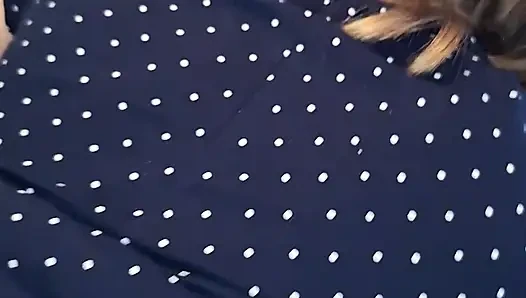 Mutfakta sert sikişen orta yaşlı seksi kadın fışkırtırken çok inliyor, götünü sikiyor, yalıyor ve mutfak aletini sokuyor