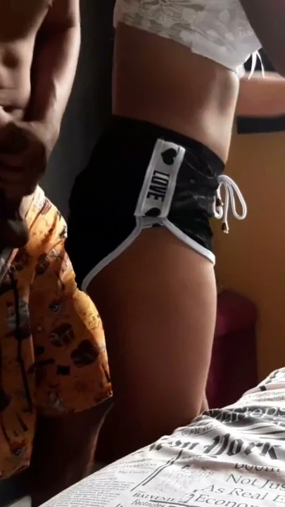 Ateşli kuzenim senin seksi küçük şortunla dans ediyor | Klip 2