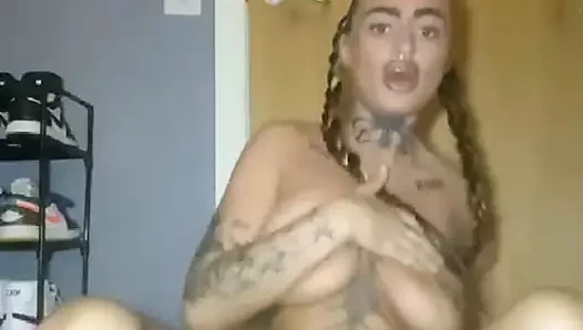 Azgın sürtük İskoç dövmeli kadını parmaklıyor