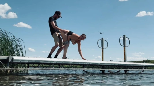 Herkes görsün diye gölde seks!