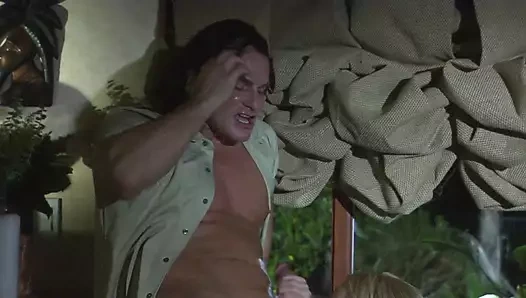 Tatili geçirmenin mükemmel yolu: büyük memeli orta yaşlı seksi kadını sikiyor