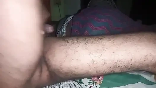 Hintli kadın ışıkları söndürerek seks yapıyor