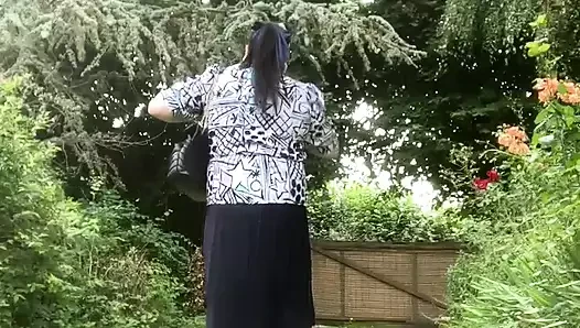 Pazar günü için klasik bir elbiseyle giyinmiş