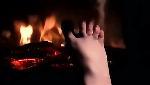 Ayaklarımı ateşte ısıtıyor, böylece yarağın ve taşakların için ısınıyor ve terliyorlar