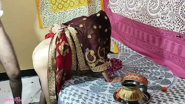 Karva Chauth'ta kaldır kaldır siktiler, oruç sik suyuyla açıldı, bütün gece sikişip am suyuyla çarşafı ıslattı