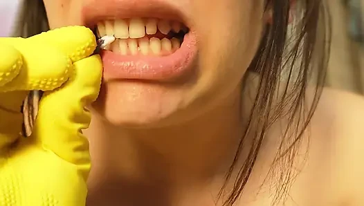 Dev kadın kız eğlencesi için minik insanları bir kutuya hapsediyor