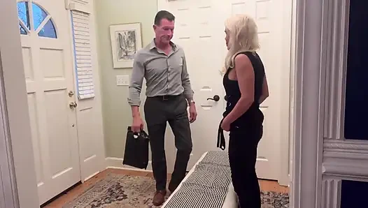 Orta yaşlı seksi kadın Tatiana kurbağayı bağlıp sert sikiyor