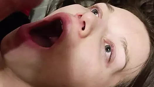 Kız iyi dereceli ateşli konuşmalar için ağzına boşalmasını istiyor