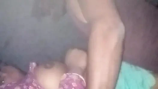 Hintli evli kadın kocası tarafından sikiliyor