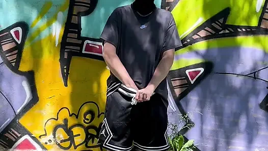 Maskeli erkek kardeş herkesin içinde döl atıyor