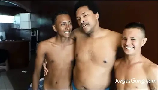 Sıska kaburgalar ve kemikler latin twinks yağa ihtiyaç duyar.