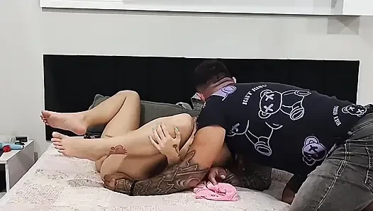 Kız arkadaşımı internette erkeklere kendini gösterirken yakaladım ve onu siktim!