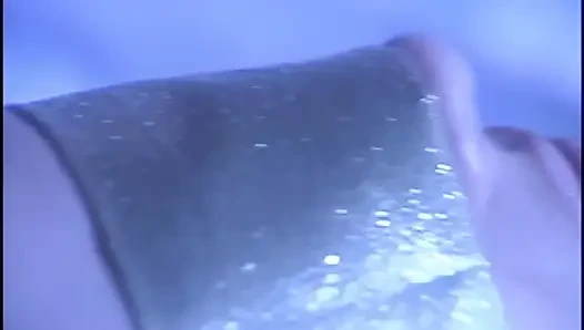 Sarışın seks tanrıçası yatakta sikiliyor ve sonra yutuyor