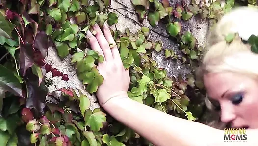 Altmış dokuzlu büyük bir yarak tam olarak sahte memeli sarışın orta yaşlı seksi kadın