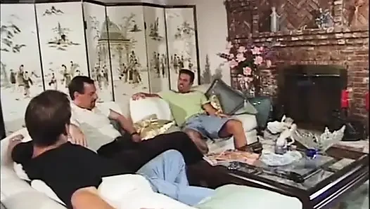 Sarışın genç kız amcığındaki yarağı seviyor
