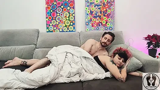 Azgın oğlan çift rutini fetiş uykulu kız arkadaşını görmezden geliyor