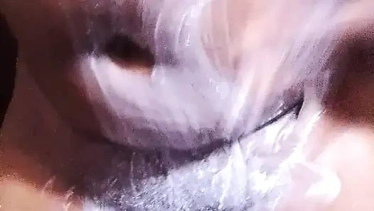 Meme uçlarımı ve göt deliğimi yıkadım