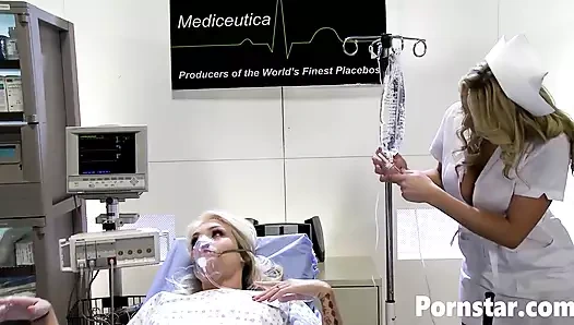 Seksi hemşire Alanah Rae doktorlar ve ateşli hastayla sikişiyor