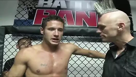 Stacy Adams mma kafesinde kazananın yarağına atlıyor ve dölünü yutuyor