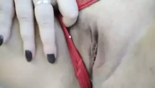 Kırmızı seksi külot ve seksi şişman klitoris