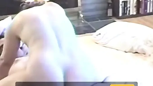 İri güzel kadın Joan ve Bob oturma odalarında sikişiyor