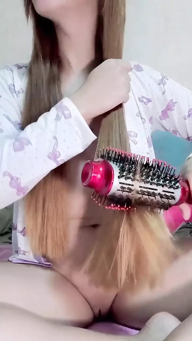 Сводная сестра сушит волосы в короткой одежде