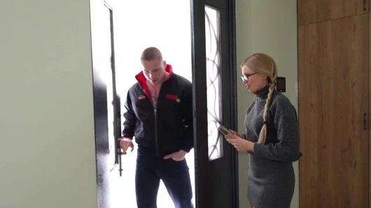 Mükemmel öğrenci sert bir şekilde besilmiş ve gözlükle bitirmişti