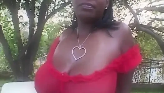 Tombul zenci orta yaşlı seksi kadın kalın siyah yarağı derine alıyor