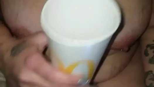 Sürtük çıplak ve bir bardağa tükürme