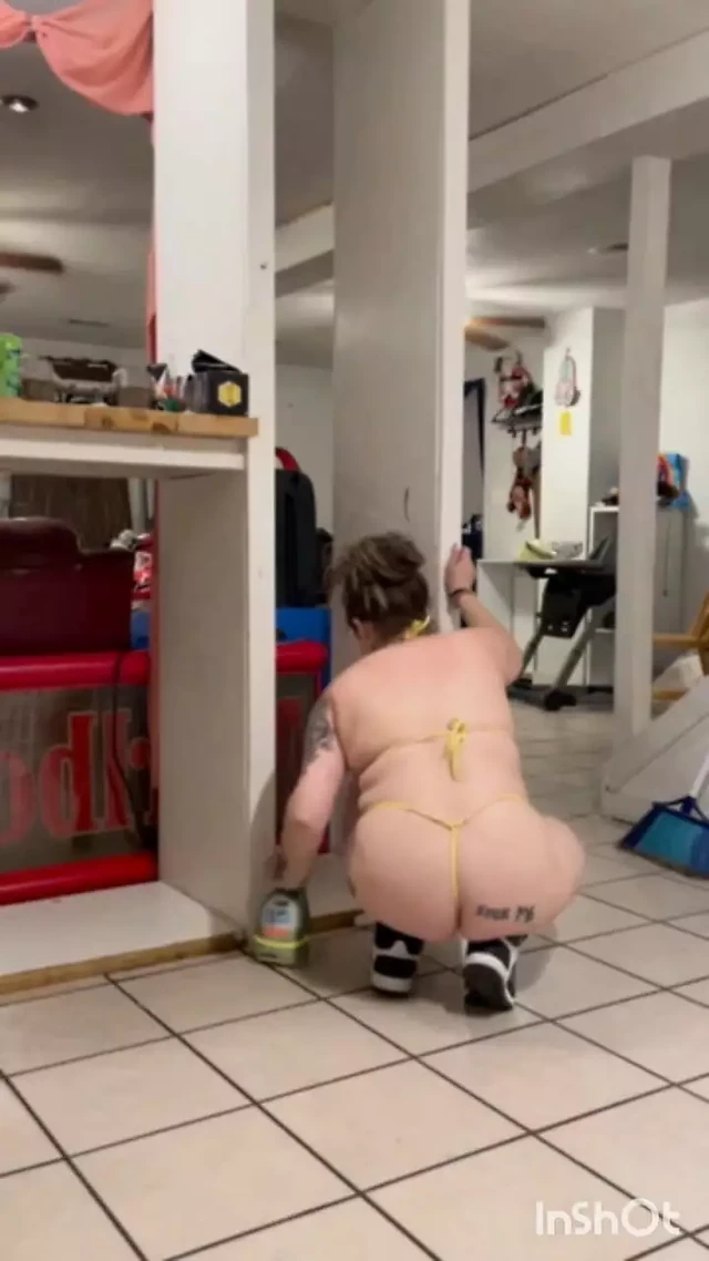 Сводная сестра застукала меня убирается в доме моего сводного брата в бикини