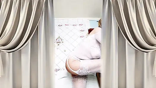 Ateşli ev hanımı Lukerya mutfakta açık şeffaf beyaz tulumla flört ediyor.