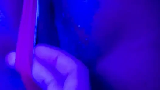 Zenci tanrıça sızdırıyor: neon tanga ve dildo fışkırtıyor