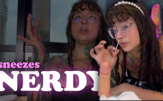 Gözlüklü inek bir kız yarağına hapşırıyor