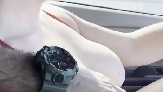 Araba sürerken göğüslerini oynamak