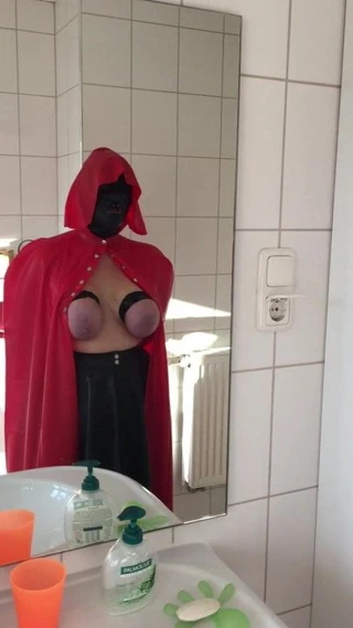 Yeni lateks pelerin kapakları bağlı göğüsler