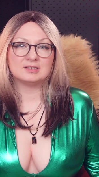 Женское доминирование в видео от первого лица: За гипнозом и пытки яиц и яиц, трах мозга. Arya Grander