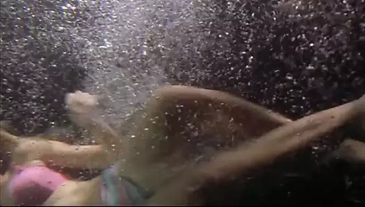 Mircea monroe: seksi bikinili kız - pterodactyl