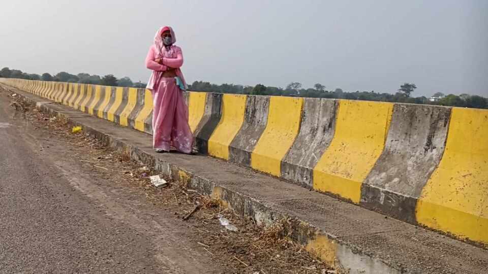 Sister-in-law is walking on the bridge by the roadside, getting down on the shore, sister-in-law started taking her clothes from the toilet and fingering her pussy.