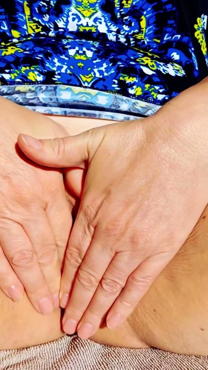 Azgın mature amını titreştirip pembe amını açıyor | Klip 1